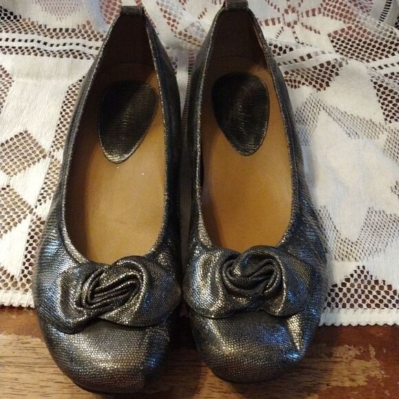 Earthies flats  - Picture 1 of 5